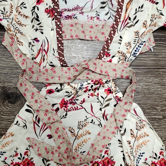 Ruffle Hem V-Neck Floral Dress 😍 - Picture 4 of 7